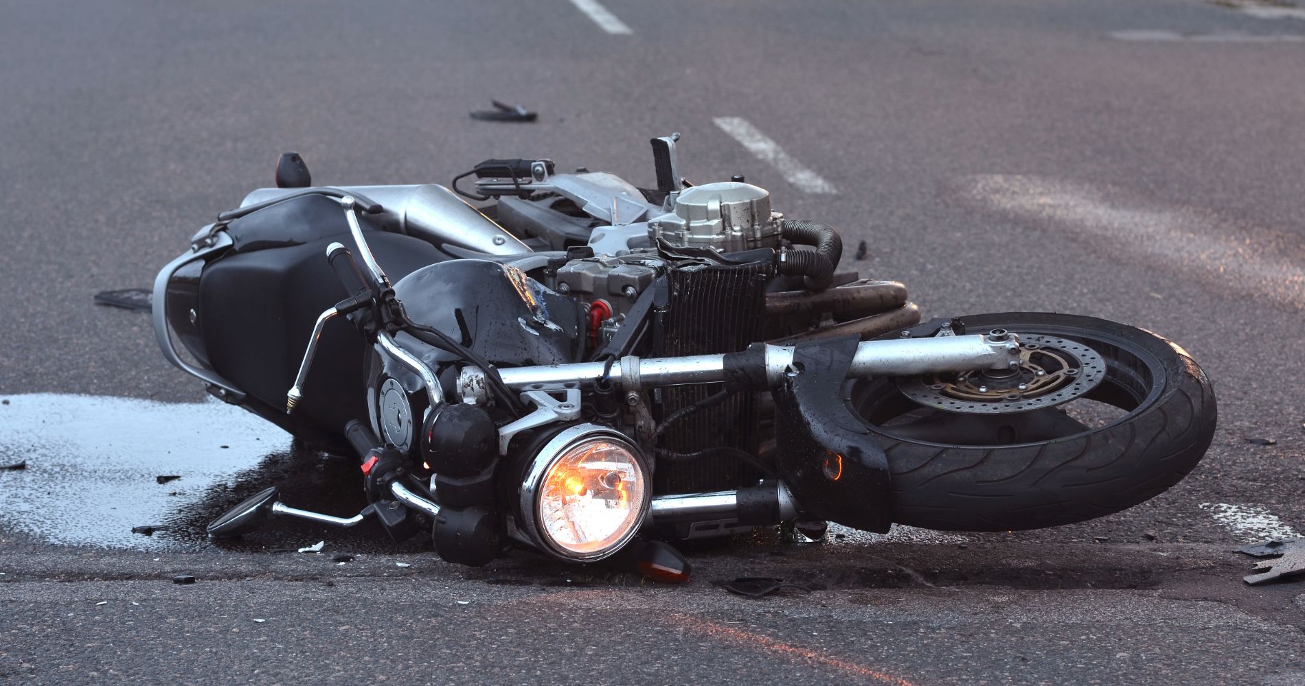 Ein Motorrad liegt nach einem Unfall auf der Straße